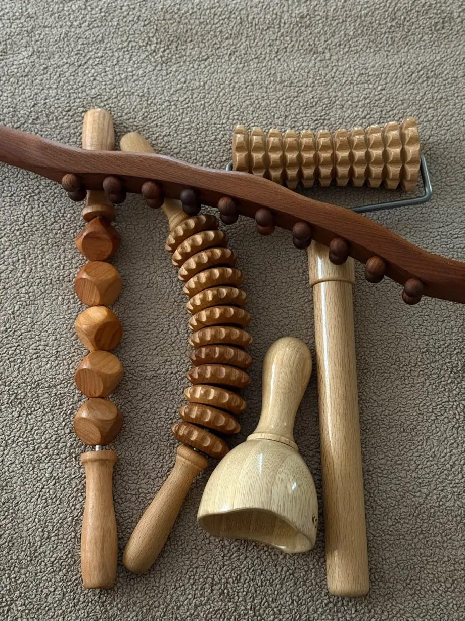 Die Holzwerkzeuge der Maderotherapie, nebeneinander gelegt.